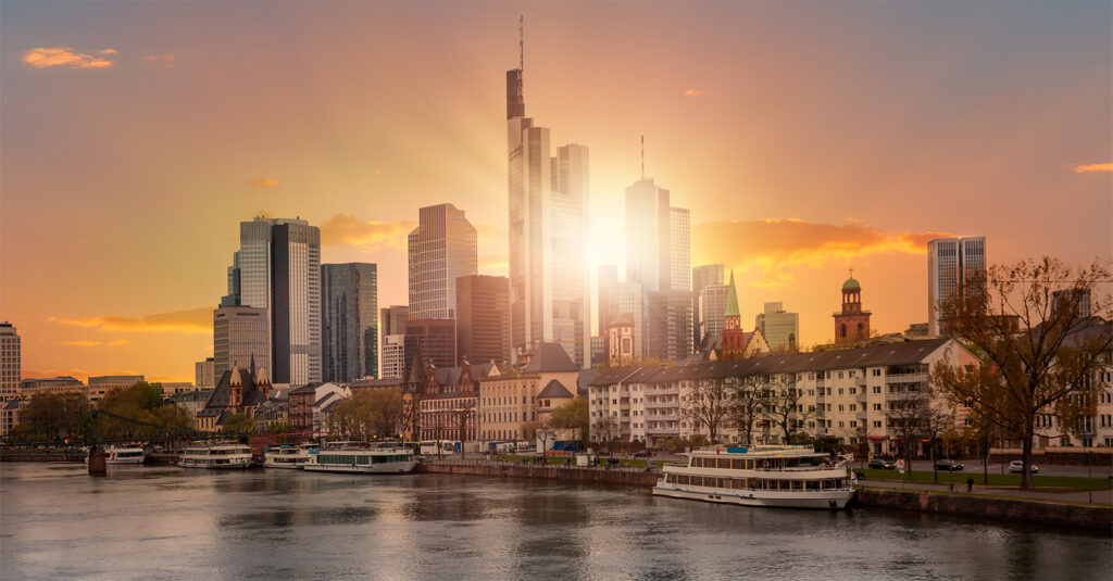 Frankfurt Skyline bei Sonnenuntergang – Immobilien kaufen, verkaufen & vermieten mit Main Zentrum Immobilien