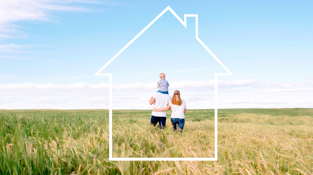 „Familie im Grünen mit Haus-Symbol – Main Zentrum Immobilien schafft Lebensräume voller Sicherheit und Geborgenheit