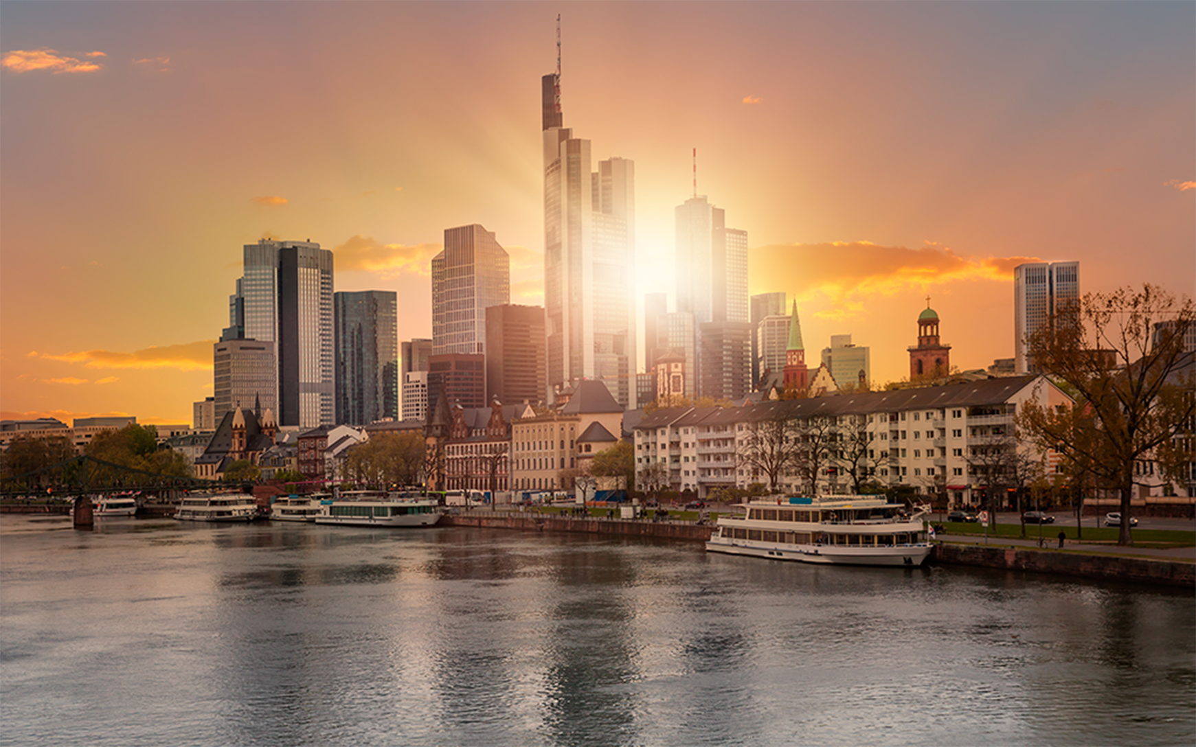 Frankfurt Skyline bei Sonnenuntergang – Immobilien kaufen, verkaufen & vermieten mit Main Zentrum Immobilien