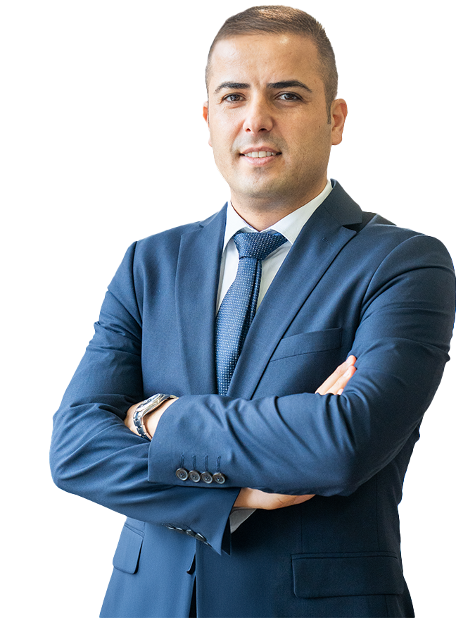Immobilienexperte von Main Zentrum Immobilien im Business-Anzug – persönliche Beratung und professioneller Service in Rüsselsheim und Rhein-Main. Muhammed Zorlu